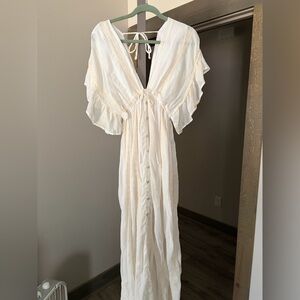 Flowy v-neck white/cream maxi dress!